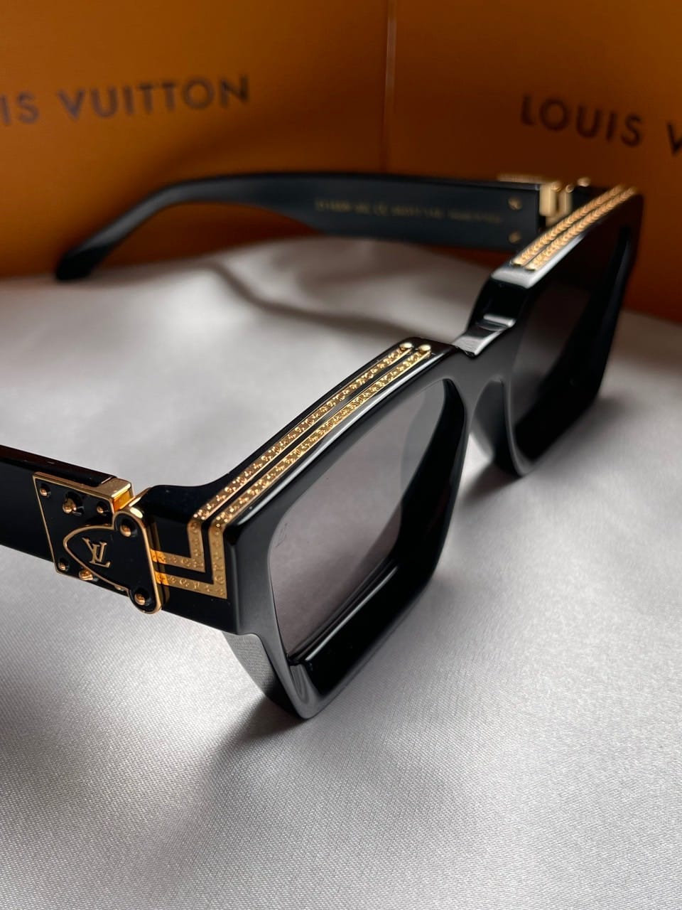 LOUIS VUITTON Z1165W - Góc chụp 1