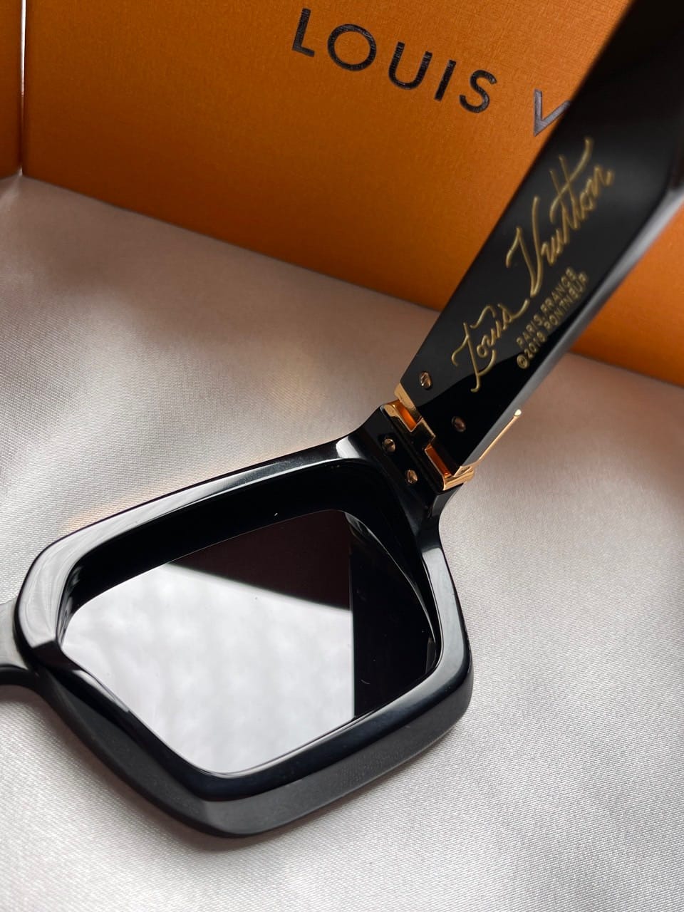 LOUIS VUITTON Z1165W detail 2