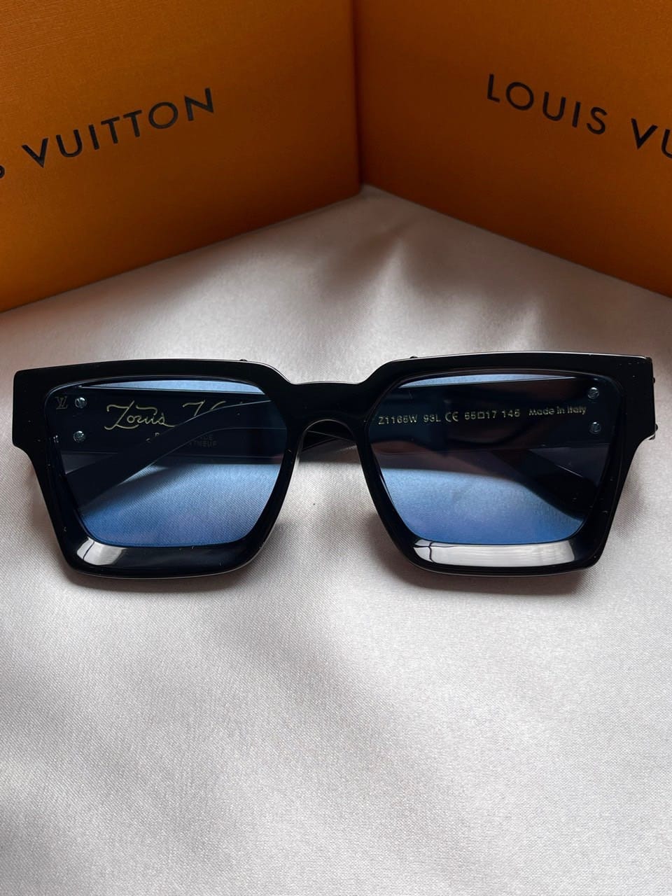 LOUIS VUITTON Z1165W