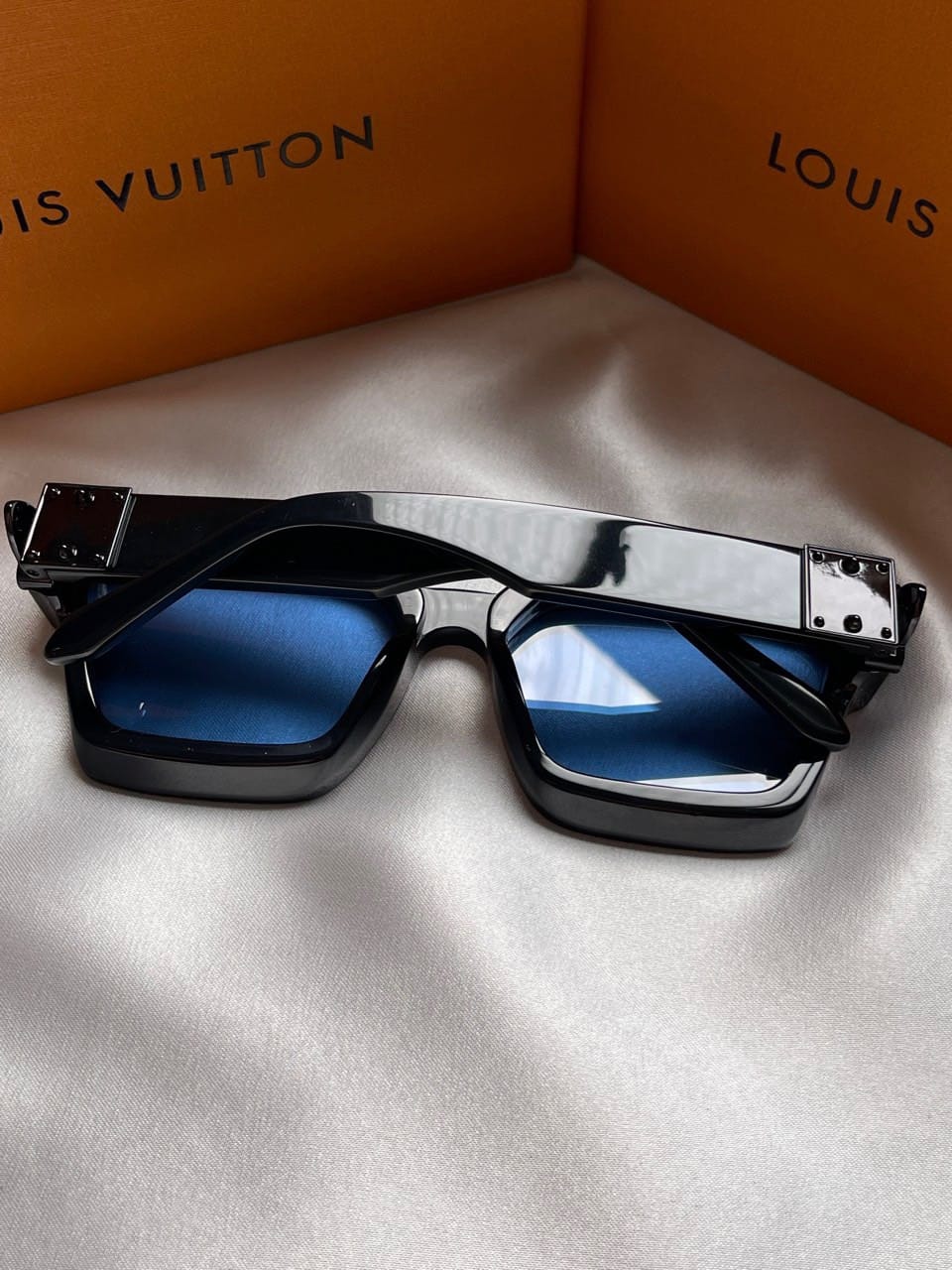 LOUIS VUITTON Z1165W detail 2