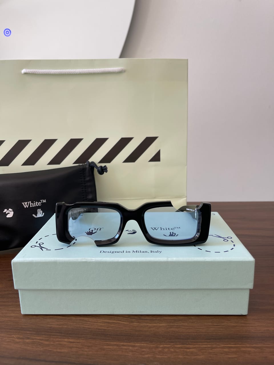 OFF-WHITE OW40006 U - Góc chụp 1
