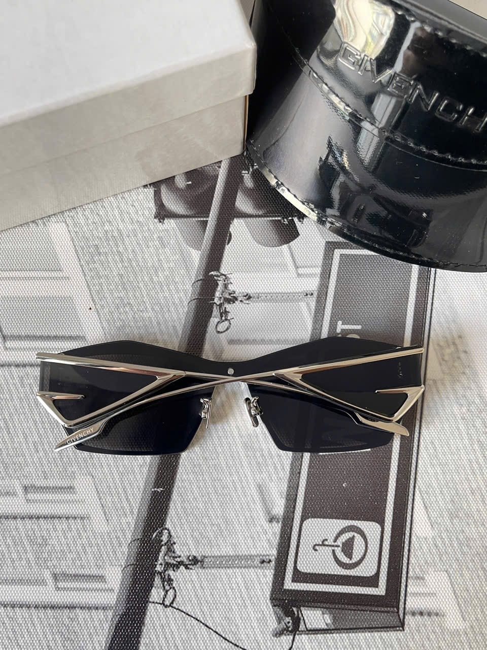 GIVENCHY GIV-01 detail 2